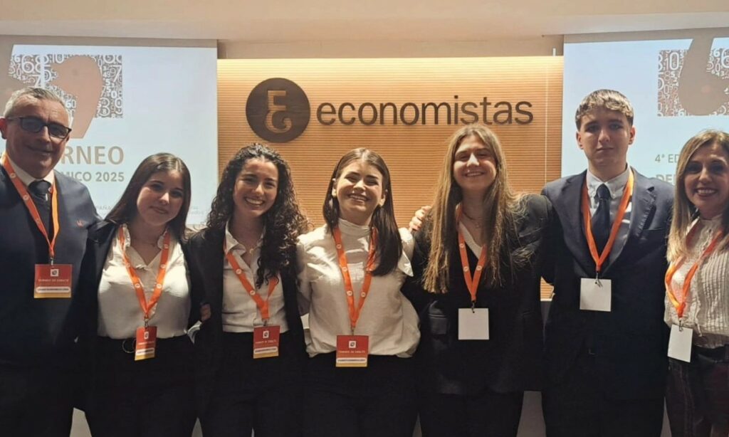 IV TORNEO DEBATE ECONOMICO FINAL ECONOMISTAS (13)