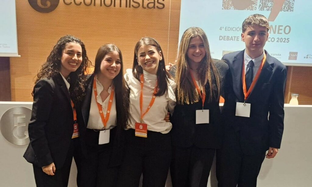 IV TORNEO DEBATE ECONOMICO FINAL ECONOMISTAS (14)