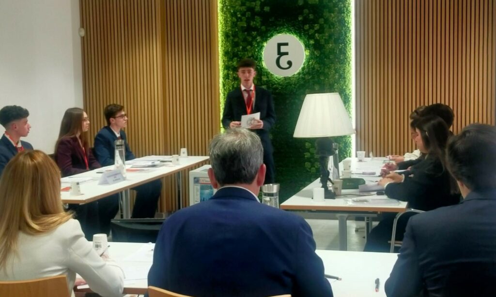 IV TORNEO DEBATE ECONOMICO FINAL ECONOMISTAS (18)