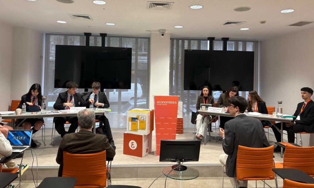 IV TORNEO DEBATE ECONOMICO FINAL ECONOMISTAS (25)